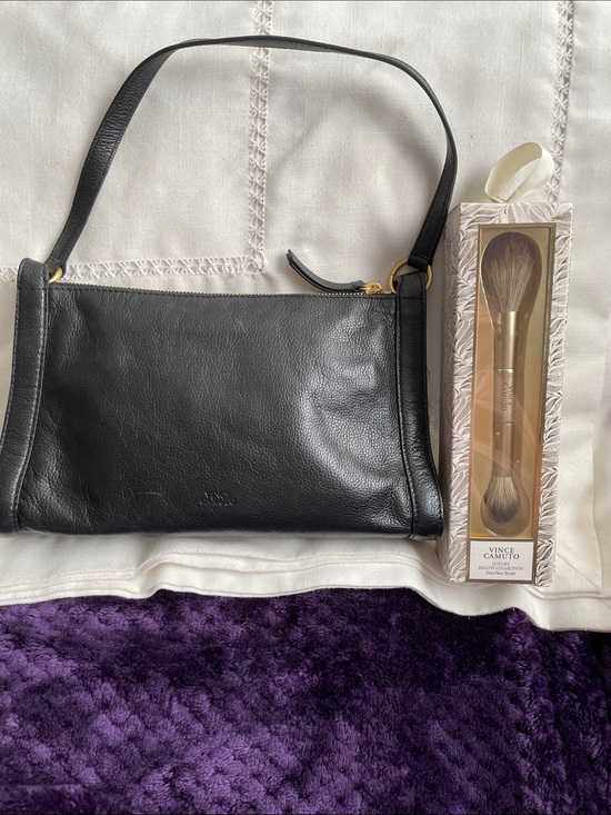Vince Camuto Handbags - Vince Camuto Black Leather Crossbody with Gold Hardware & Duo Face Brush New-EUC